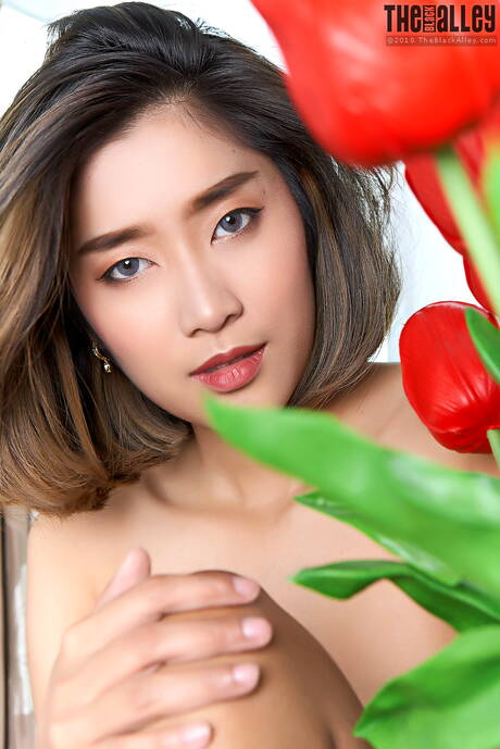 The Black Alley pleased to share with you a free photo gallery with Apple exhibit sexy body